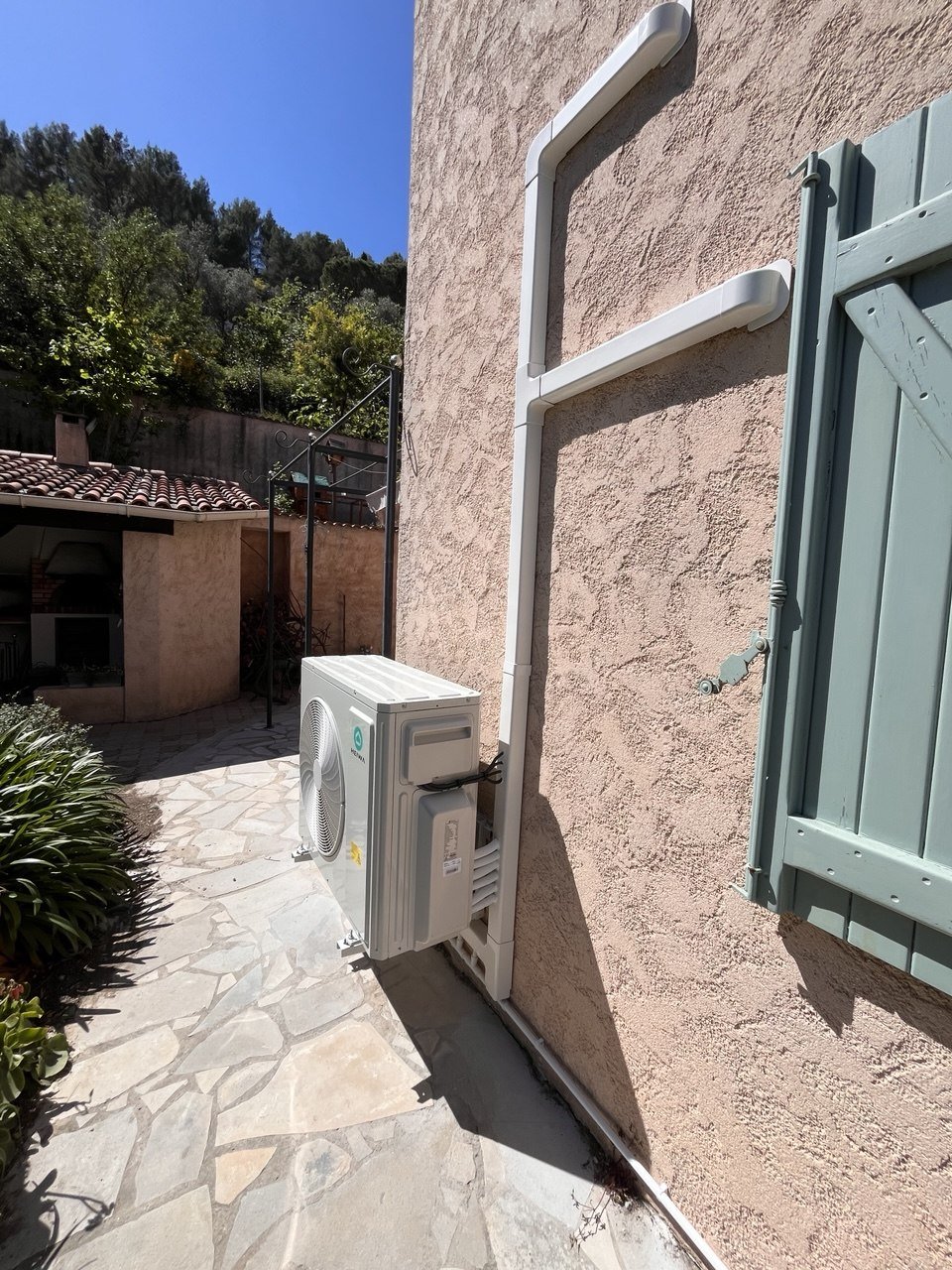 Pose de climatisation extérieure, maison provençale
