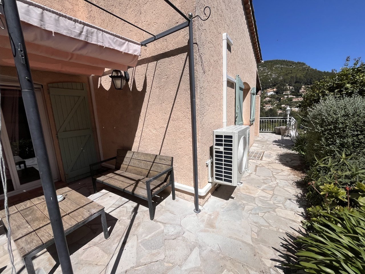 Climatisation extérieure sur maison avec terrasse